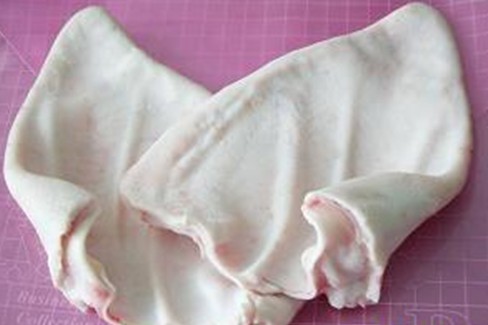 供应冷冻猪大肠，猪耳朵，猪脊骨